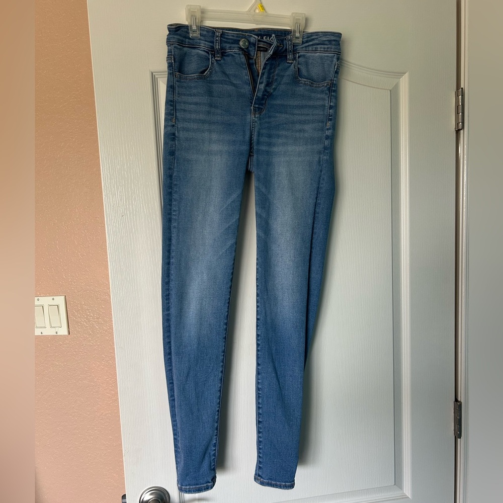 Medium-wash American Eagle next level stretch high rise jegging. Size: 6 regular